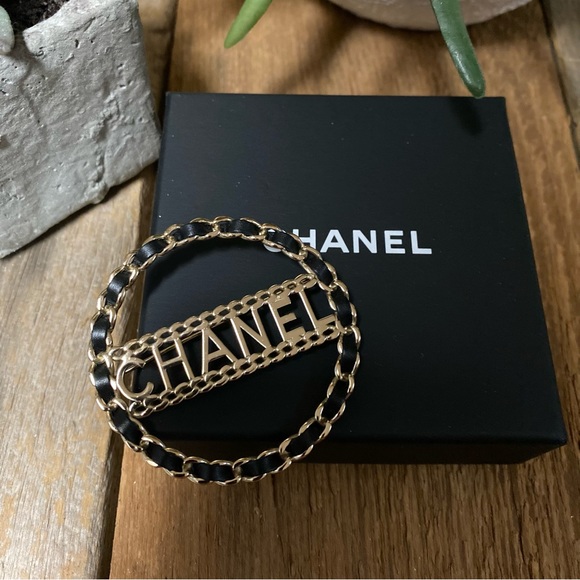CHANEL Leather & Metal Chain Brooch from 2018 - Picture 5 of 9